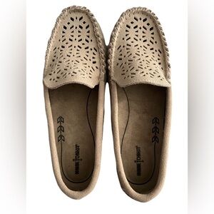Minnetonka Women’s Tan Perforated Moccasins- Size 6.5